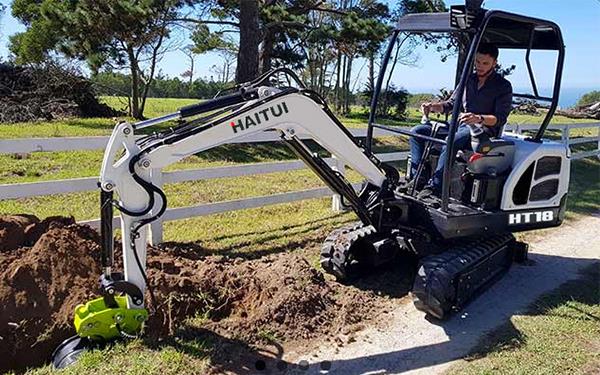 1.8 ton mini excavator HT18 working